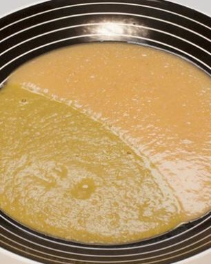 Суп-пюре из копченой курицы с чечевицей и зеленым горошком