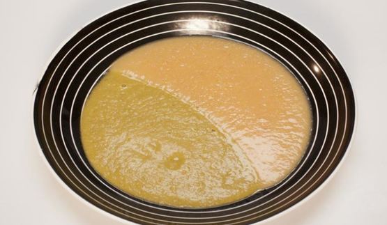 суп-пюре из копченой курицы с чечевицей и зеленым горошком