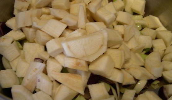 суп-пюре из пастернака с кедровыми орешками