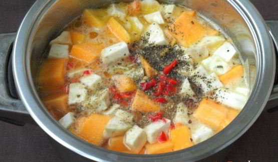 суп-пюре из тыквы с сельдереем