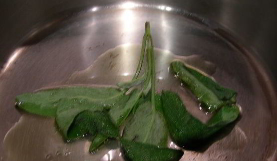 суп-пюре из тыквы с шалфеем и чили