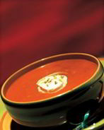 Томатный суп-пюре со сметаной и песто