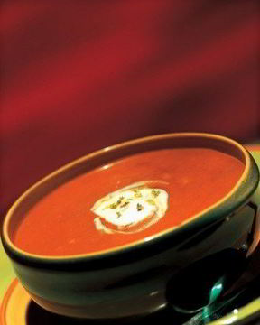 Томатный суп-пюре со сметаной и песто