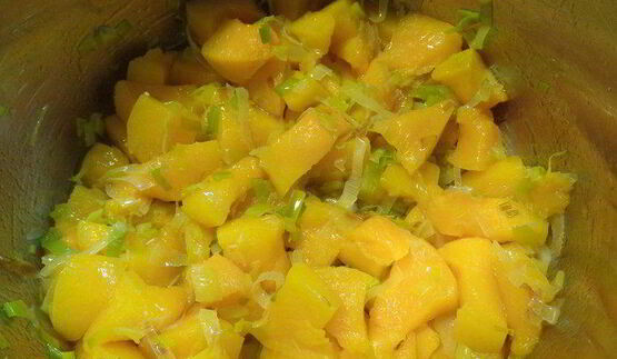 тыквенно-томатный суп-пюре с беконовыми жгутиками