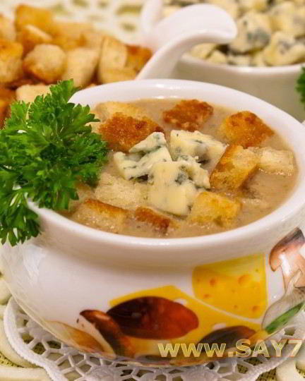 Рецепт супа с грибами, сухариками и сыром с благородной плесенью