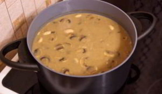 суп с грибами, сухариками и сыром с благородной плесенью