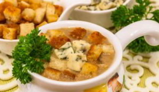 суп с грибами, сухариками и сыром с благородной плесенью