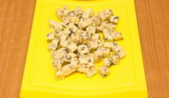 суп с грибами, сухариками и сыром с благородной плесенью