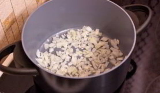 суп с грибами, сухариками и сыром с благородной плесенью