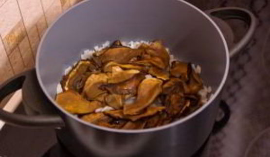 суп с грибами, сухариками и сыром с благородной плесенью