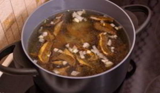 суп с грибами, сухариками и сыром с благородной плесенью