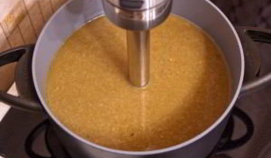 суп с грибами, сухариками и сыром с благородной плесенью