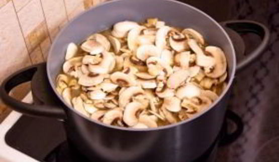 суп с грибами, сухариками и сыром с благородной плесенью