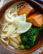 Суп с лапшой и овощами в азиатском стиле