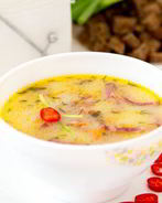 Горячий сырный суп с колбасой