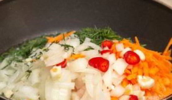 горячий сырный суп с колбасой