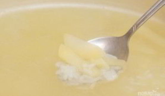 горячий сырный суп с колбасой