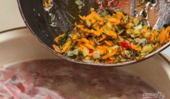 горячий сырный суп с колбасой