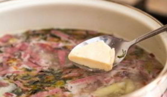 горячий сырный суп с колбасой