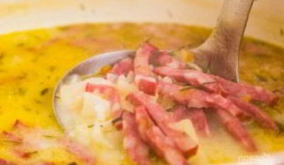 горячий сырный суп с колбасой