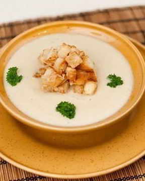 Сырный суп из лесных грибов с крутонами