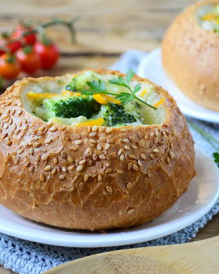 Рецепт сырного супа с брокколи в булочках