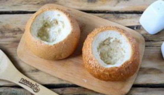 сырный суп с брокколи в булочках