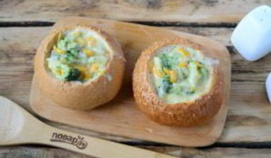 сырный суп с брокколи в булочках