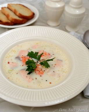 Сырный суп с семгой и креветками