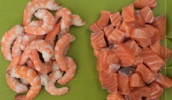 сырный суп с семгой и креветками