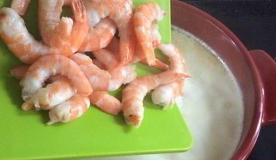 сырный суп с семгой и креветками