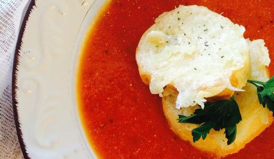 томатный суп с гренками