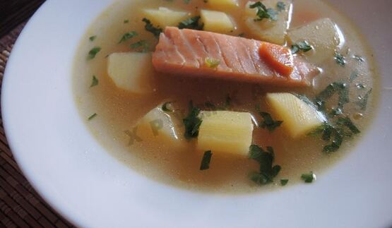 рыбный суп уха из красной рыбы