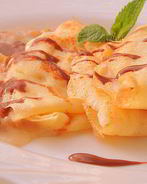 Блинчики с ореховой начинкой и шоколадным соусом