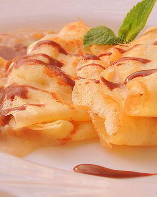 Блинчики с ореховой начинкой и шоколадным соусом