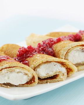 Блинчики с творогом и клубникой