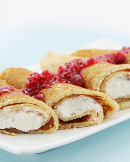 Рецепт блинчиков с творогом и клубникой