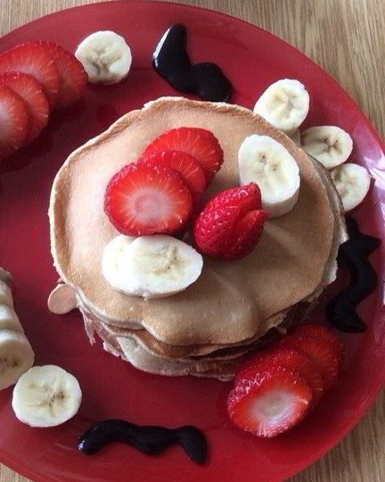 Рецепт панкейков с корицей, фруктами и сиропом