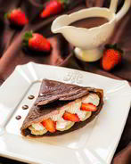 Шоколадные блинчики с бананом, клубникой и сливками