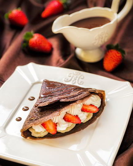 Рецепт шоколадных блинчиков с бананом, клубникой и сливками