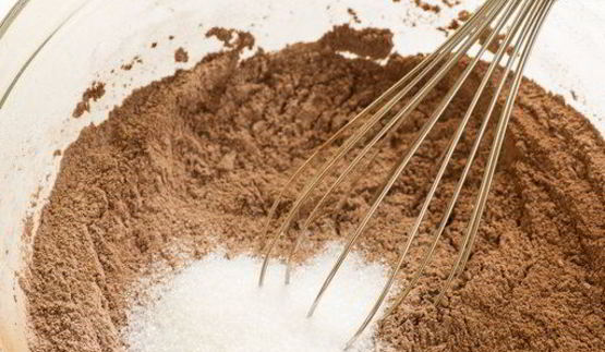 шоколадные блинчики с бананом, клубникой и сливками