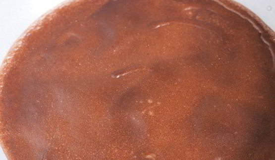 шоколадные блинчики с бананом, клубникой и сливками