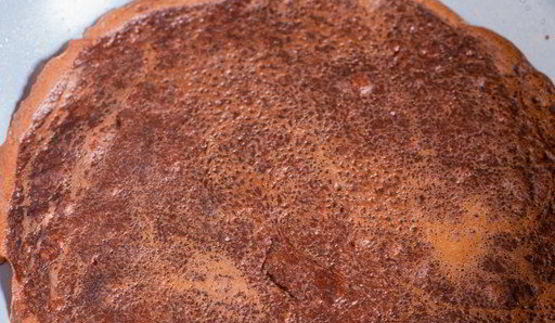 шоколадные блинчики с бананом, клубникой и сливками