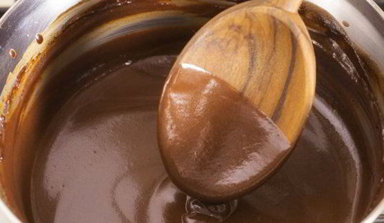 шоколадные блинчики с бананом, клубникой и сливками