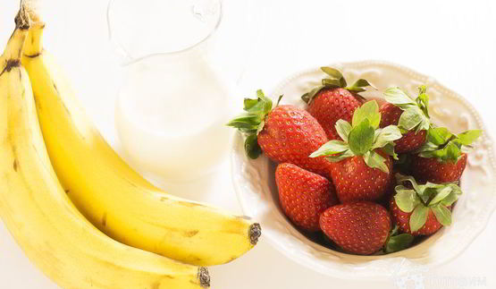 шоколадные блинчики с бананом, клубникой и сливками