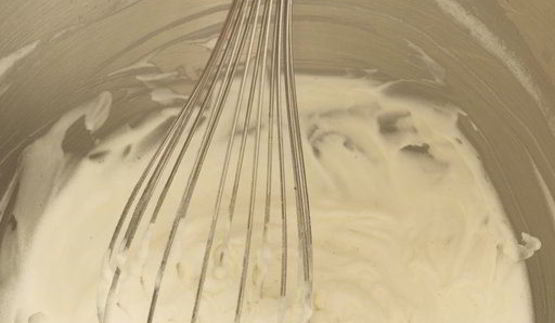 шоколадные блинчики с бананом, клубникой и сливками