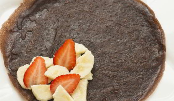 шоколадные блинчики с бананом, клубникой и сливками