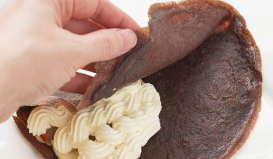 шоколадные блинчики с бананом, клубникой и сливками