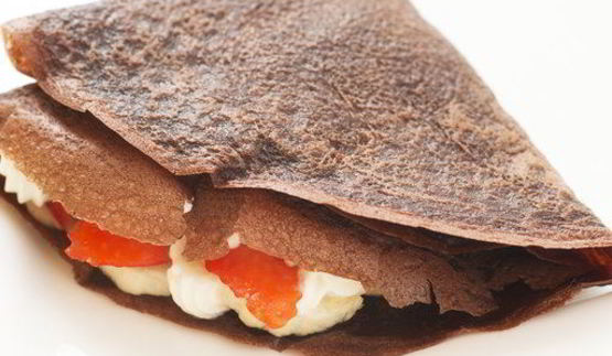 шоколадные блинчики с бананом, клубникой и сливками