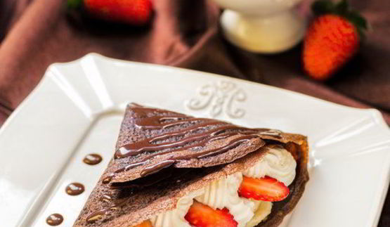 шоколадные блинчики с бананом, клубникой и сливками